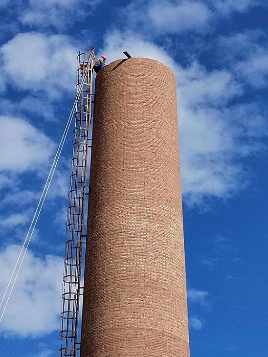 青岛烟囱拆除公司在施工时需要注意的事项?