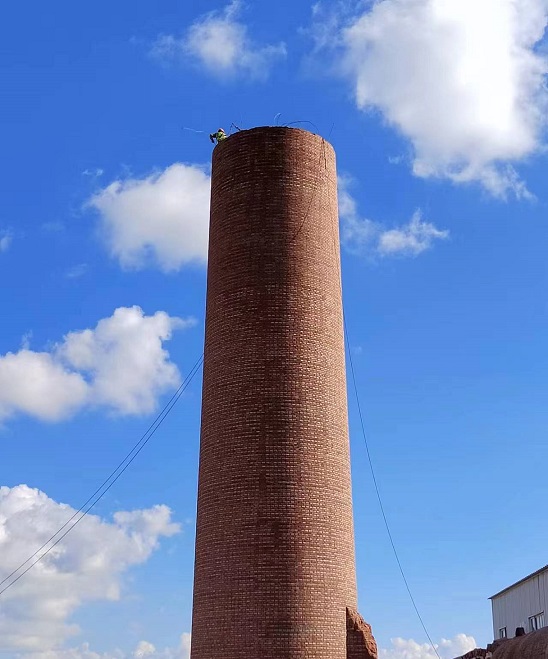 烟囱拆除：专业公司如何实现环保与效益双赢